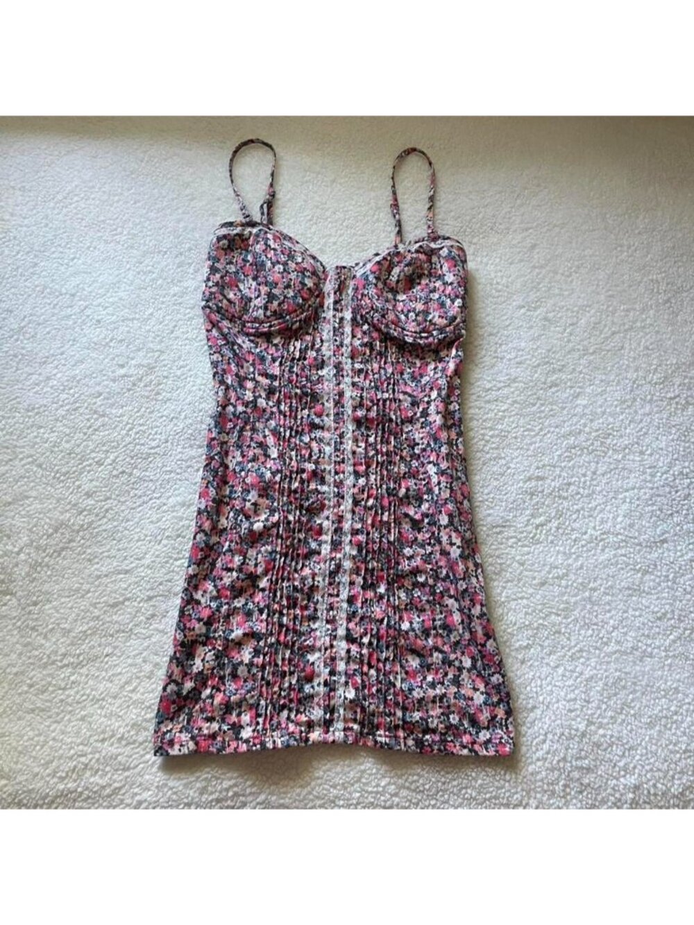 Floral mini dress with cut out back and lacy details